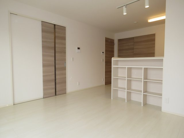 シェルフルールの居間・リビング|こちらのお部屋は、キッチン後ろに扉はありません
　
　　
