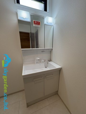 逗子市小坪７丁目2期　新築戸建　全２棟１号棟の独立洗面台|独立洗面台、朝の身支度には欠かせません