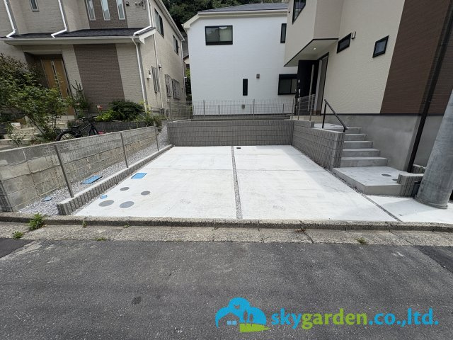 逗子市小坪７丁目2期　新築戸建　全２棟１号棟の駐車場|車種により並列2台駐車可