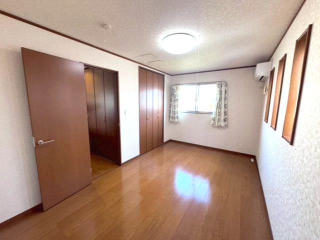 中古一戸建て 川越市萱沼の洋室|全居室収納スペースを備えております