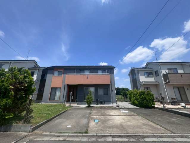 中古一戸建て 川越市萱沼の前面道路含む現地写真|広々としたカースペース