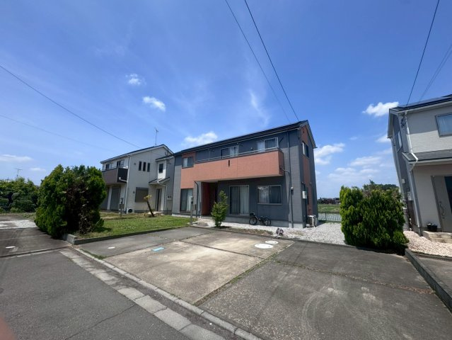 中古一戸建て 川越市萱沼の前面道路含む現地写真|令和２年に外壁塗替え済み