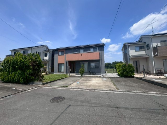 中古一戸建て 川越市萱沼の前面道路含む現地写真|広々とした間口