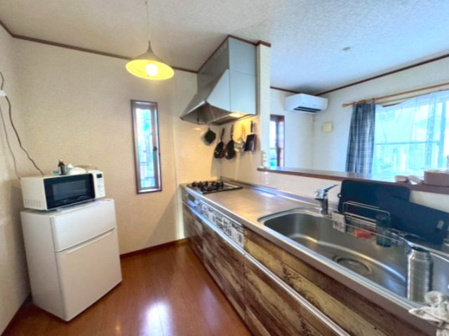 中古一戸建て 川越市萱沼のキッチン|リビング全体を見渡すことができるキッチン※家具家電は売買代金に含まれません