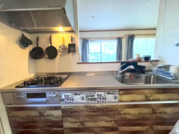 中古一戸建て 川越市萱沼のキッチン|便利な３口コンロ※家具家電は売買代金に含まれません