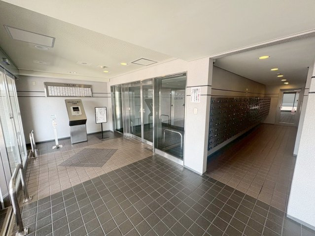 グランデュール鴨川Ⅱ番館のエントランス