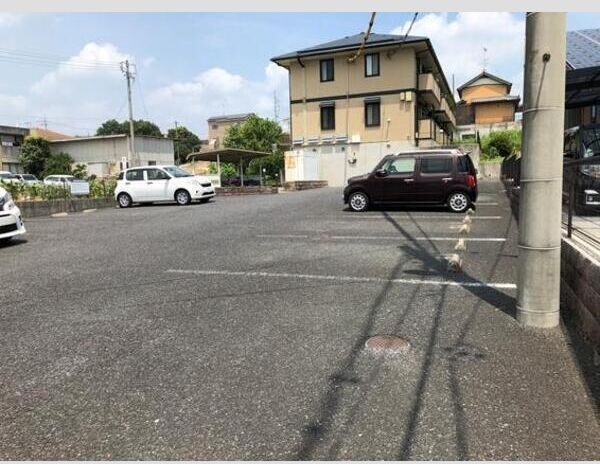 グランドゥールスード　A棟の駐車場