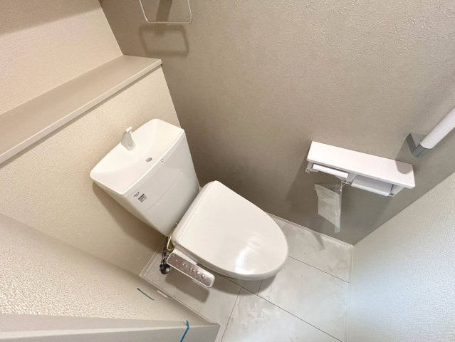 リーブルガーデン　江南市小杁町　全4区画分譲のトイレ|超表面平滑加工とイオンパワーの「セフィオンテクト」加工で、汚れが付きにくく落ちやすい仕様で清潔です。
便器にフチがないので汚れが隠れて見えない部分がありません。お手入れがとってもラクラクです。