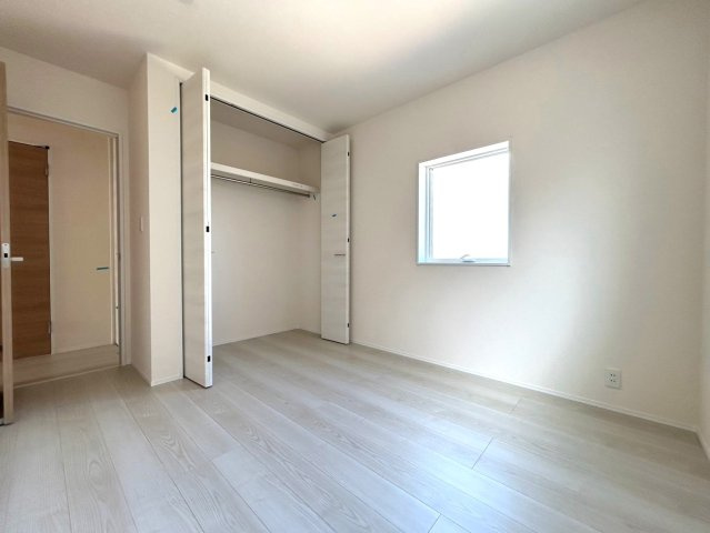 リーブルガーデン　江南市小杁町　全4区画分譲の洋室|全居室にたっぷり収納できる大型クローゼット、居室部分の窓ガラスには間に空気層を設けたペアガラスを採用。
高い断熱性と共にガラス面の結露対策にも効果を発揮します。