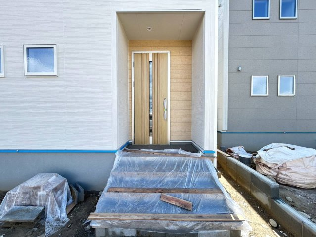 リーブルガーデン　江南市小杁町　全4区画分譲の玄関|【ピッキング防止機能付き玄関ドア錠】玄関ドアの鍵は上下に２つあり、内側の下段は脱着サムターンキー。
鍵を不正に開錠されても、もう１つの鍵でピッキングを防ぎます。防犯性の高い仕様になっています。