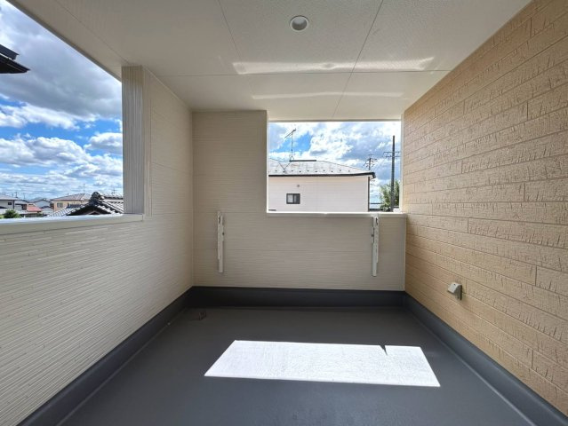 リーブルガーデン　江南市小杁町　全4区画分譲のバルコニー|バルコニーは南向きで洗濯物もよく乾きます！強度と表面積硬度を持つFPRで防水しています。