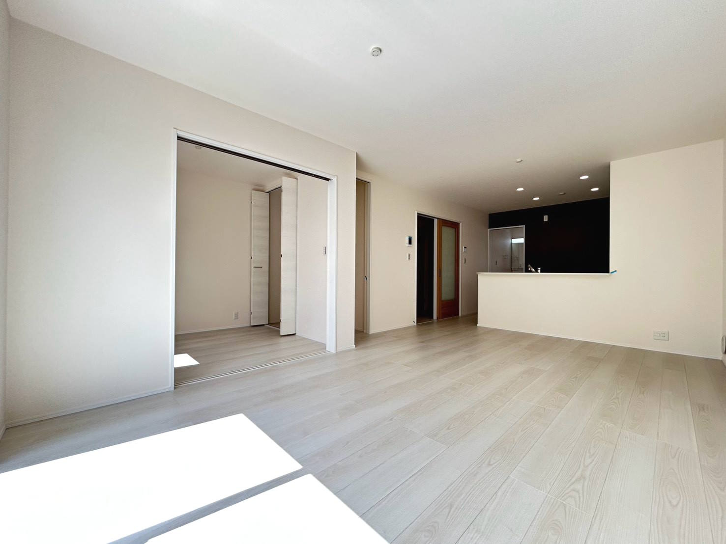 リーブルガーデン　江南市小杁町　全4区画分譲の居間・リビング|明るい日差しをふんだんに取り込んだリビングダイニングは家族の笑顔につつまれた素敵な空間になります。
一建設の家は精度が高く丈夫な工法を採用し、「住宅トップランナー基準」に対応しています。