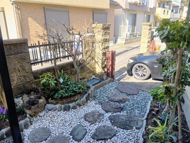 売中古戸建　静岡市駿河区有東1丁目の庭|玄関前はきれいに手入れされています！