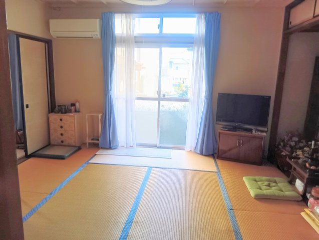 売中古戸建　静岡市駿河区有東1丁目の和室|1階8帖和室は収納を備え、大きな窓があり明るいです！
