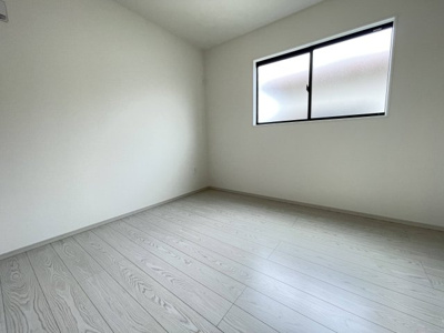 【洋室】 | 大和東２丁目　新築戸建 | ２階4.5帖洋室です　少し上についた窓で、周りの視線がきになりません(^_-)-☆