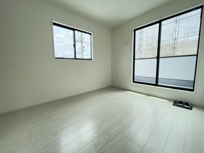 【洋室】 | 大和東２丁目　新築戸建 | ２階５．２帖洋室　２面採光の明るくお部屋です。バルコニーへ出られます。