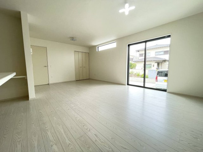 【居間・リビング】 | 大和東２丁目　新築戸建 | 大きな掃出し窓から入る優しい陽射しで、明るいリビング
収納もあり、スッキリと片付いたお部屋をキープ出来ますね！