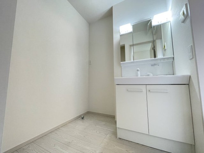 【洗面所】 | 大和東２丁目　新築戸建 | 洗濯機や収納庫スペースがあり、便利！