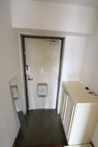 コスモリード国分寺の玄関|※同タイプ反転写真