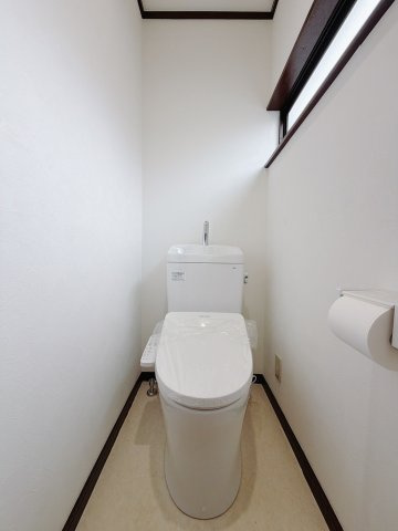 【中古戸建】桐生市新里町新川のトイレ|■トイレ｜自然光が入る落ち着いた空間です。ついつい長居してしまいますね♪