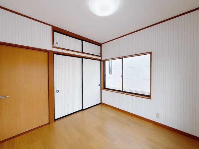 【中古戸建】桐生市新里町新川の洋室|■洋室｜お子様の一人部屋にピッタリな洋室。木のぬくもりを感じるフローリングは、天然木の味わいが時とともに深みを増していきます。また、傷にも強く、フリーワックスでお手入れもラクラクです♪