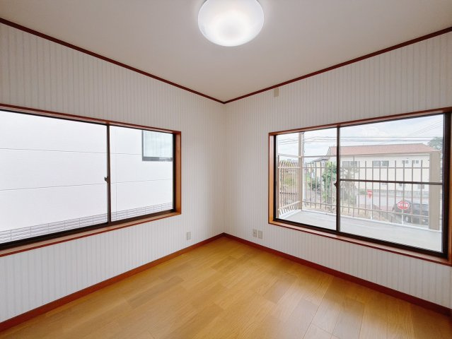 【中古戸建】桐生市新里町新川の洋室|■洋室｜2階洋室には大きな窓をご用意しています。日中はあたたかな日差し差し込み自分時間も充実できますね＾＾
