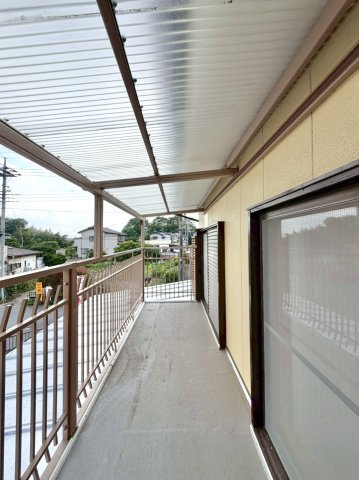 【中古戸建】桐生市新里町新川のバルコニー|■バルコニー｜バルコニーから入る日差しは暖かく、爽快な朝の目覚めを促してくれます♪洗濯物やお布団を干して太陽の香りを吸い込んだお布団で夜はおやすみください。