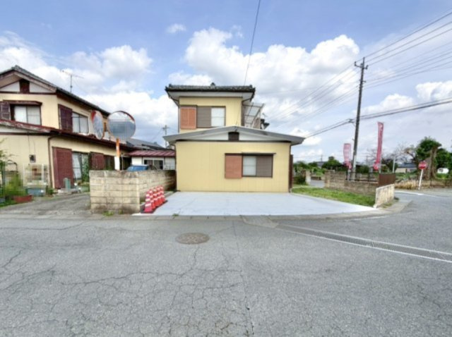 【中古戸建】桐生市新里町新川の外観|■外観｜広々とした駐車スペースで楽々駐車可能！お買い物後もスムーズにお荷物を運べます♪