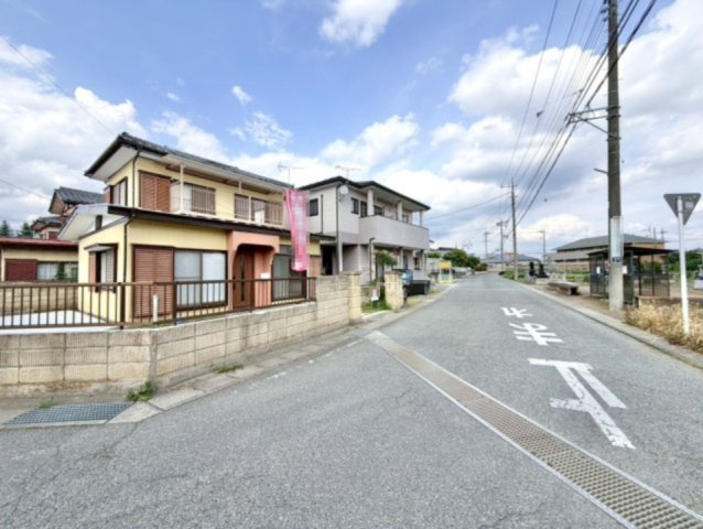 【中古戸建】桐生市新里町新川の外観|■外観｜前面道路が広く見渡しが良いため、車の出入りやすれ違いもスムーズで日々の運転も安心して行えます♪