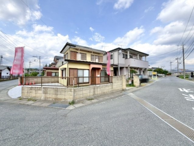 【中古戸建】桐生市新里町新川の外観|■外観｜角地に位置しているため開放感があり、日当たりや風通しも良好で、快適な生活環境が整っています♪