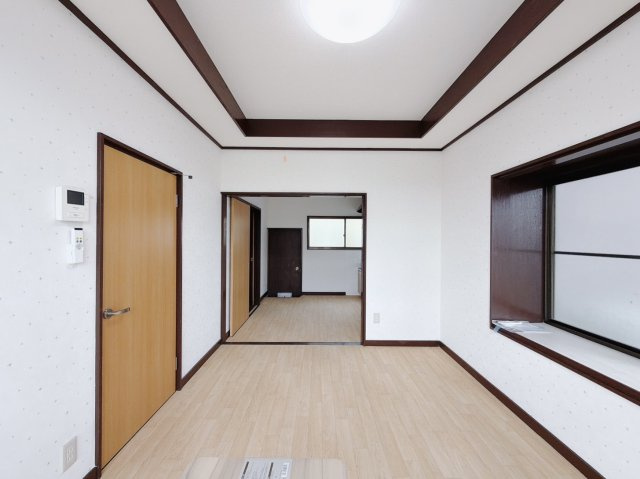 【中古戸建】桐生市新里町新川の居間・リビング|■リビング｜落ち着きのある表情を見せるリビングダイニング。太陽の光がたっぷり差し込むリビングは、自然とご家族が集まる居心地の良い空間です。