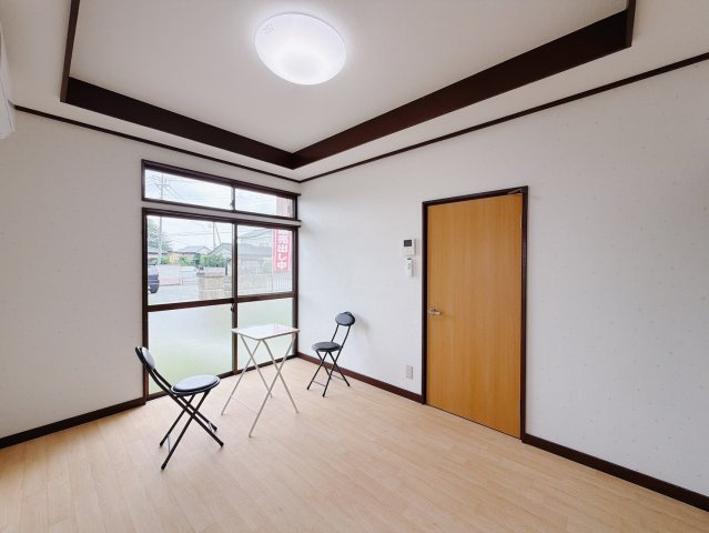 【中古戸建】桐生市新里町新川の居間・リビング|■リビング｜南側に面したリビングは、日当たりもよく、風通しも良い空間です。お庭で遊ぶお子様の様子もリビングから見ることができ安心です♪