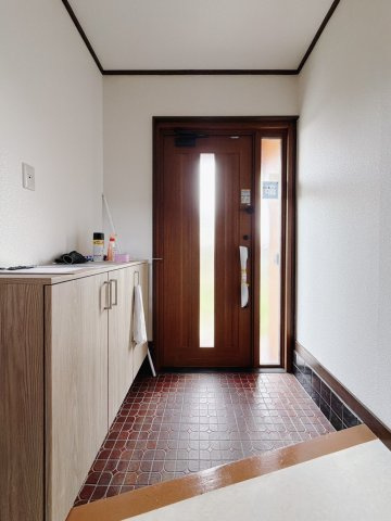 【中古戸建】桐生市新里町新川の玄関|■玄関｜毎日の「いってらっしゃい」や「お帰りなさい」を大切なご家族と過ごす玄関は〈使いやすさ〉を追求しております。玄関横の物入は急な来客時でもさっとお片付けできるスペースを確保しています。