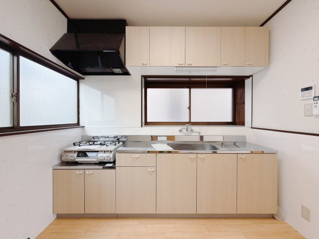 【中古戸建】桐生市新里町新川のキッチン|■キッチン｜大きなお鍋や調理用具のも出し入れラクラクな収納がたっぷり！毎日使う場所だからこそ、無理のない姿勢で作業できるのは嬉しいポイントですね(*＾＾*)♪