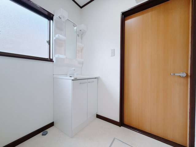 【中古戸建】桐生市新里町新川の独立洗面台|■洗面室｜大きな鏡と使いやすさがいっぱいの洗面化粧台。お手入れ簡単でいつもキレイに(*^^*)