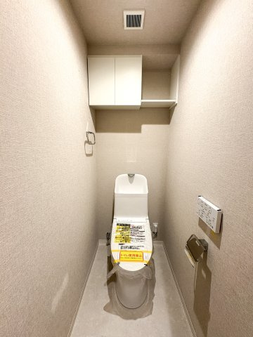 エクセレント文京動坂のトイレ|エクセレント文京動坂：吊戸棚収納が付いたウォシュレット機能付きトイレです！