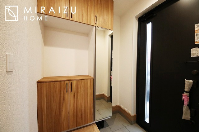 【洋室】 | 永く住むからこそシンプルで飽きのこないデザインに。ただいま、おかえりの温かな声が聞こえる玄関。