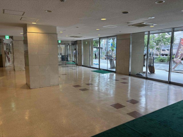 湯島ハイタウンB棟のエントランス|落ち着いたエントランスです