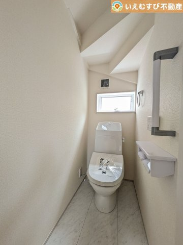 Livele Garden.S　深谷上柴町東第3のトイレ|シンプルで清潔感のあるトイレ
窓付きで明るく、お掃除しやすいシンプルな空間♪