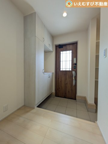 Livele Garden.S　深谷上柴町東第3の玄関|玄関がいつも片づくシューズインクローゼット
たっぷり入る収納設備で玄関がすっきり綺麗に過ごせると快適ですよね♪