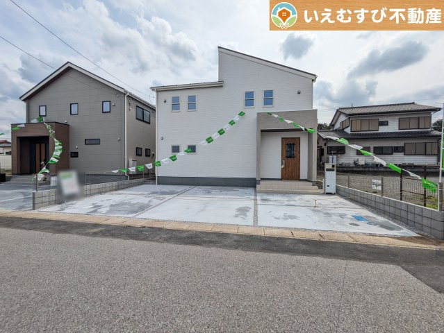 Livele Garden.S　深谷上柴町東第3の駐車場|並列3台駐車可能なゆとりのカースペース
複数台車をお持ちでも、お友達が遊びに来てもゆとりの駐車スペース！