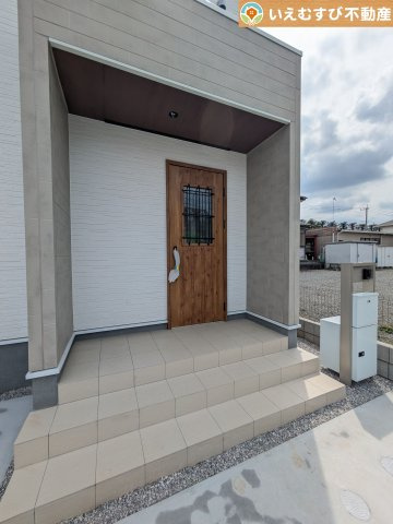Livele Garden.S　深谷上柴町東第3のエントランス|雨が防げる広々エントランス
駐車場からアクセスの良いエントランス。雨の日や荷物が多くても安心の動線♪