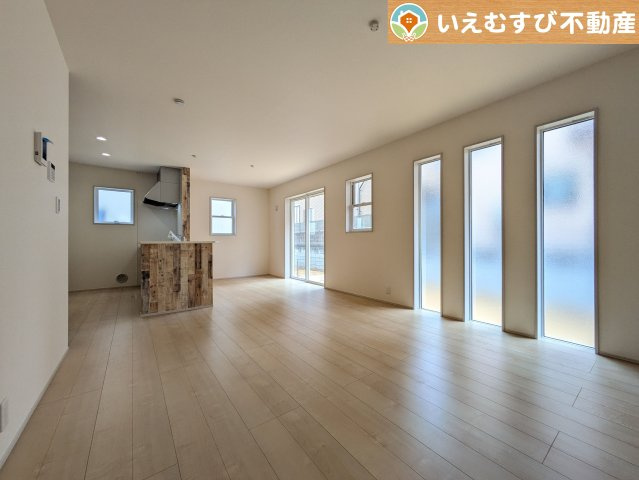 Livele Garden.S　深谷上柴町東第3の居間・リビング|開放感と採光にこだわったＬＤＫ
南面が広いリビングなので日当りがよく開放的で家族みんなでくつろげる空間♪