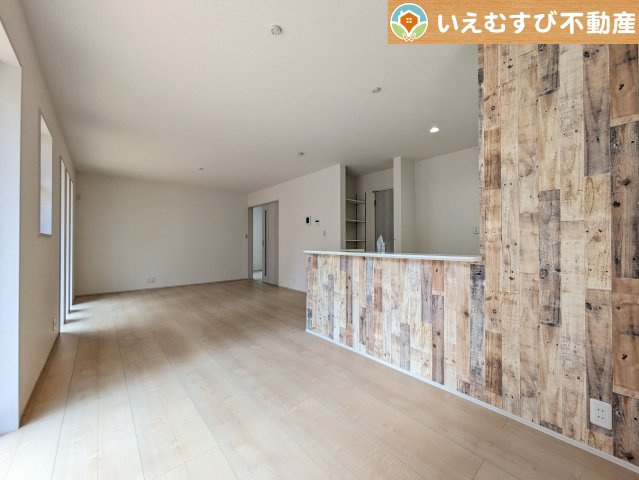 Livele Garden.S　深谷上柴町東第3の居間・リビング|ナチュラルな色合いで落ち着いた印象のリビングダイニング
ぬくもりのあるナチュラルな空間。グリーンを飾っても相性が良さそうですね♪