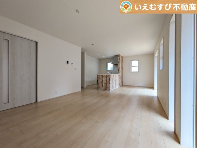 Livele Garden.S　深谷上柴町東第3の居間・リビング|自然光で満たされる明るく開放感溢れるリビング
たっぷりの採光で明るい空間。家族みんなでくつろげます♪