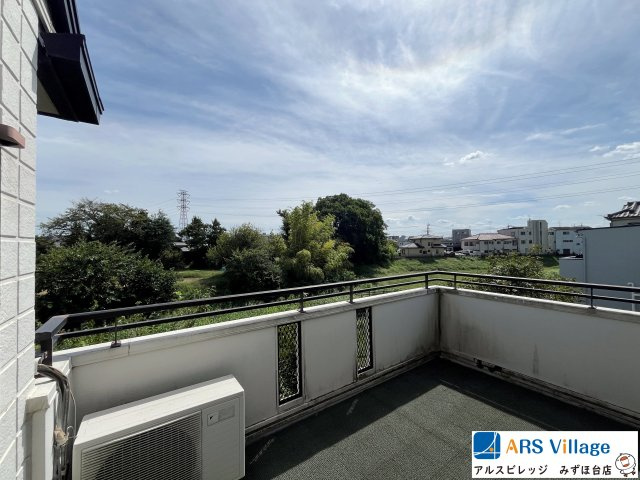中古／富士見市水谷東一丁目のバルコニー|2階バルコニーは開放的な眺望が望めます