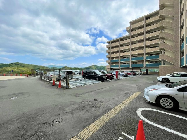 アドバンス21泉街コリンズの駐車場
