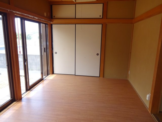 米川アパートの洋室