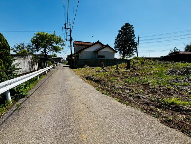 佐野市戸奈良町　古屋付き土地の前面道路含む現地写真