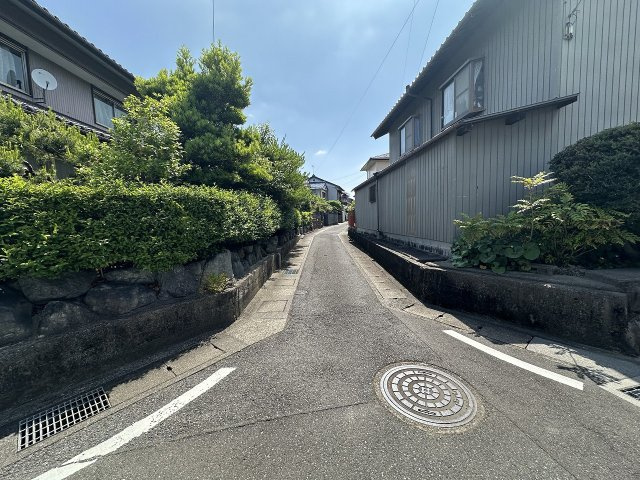 土地　東鶉6丁目の前面道路含む現地写真